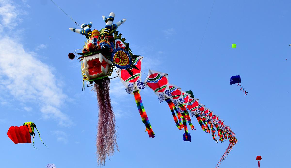 潍坊风筝灯会节，风筝与彩灯齐飞。